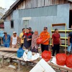 Penyaluran Bantuan kepada KK yang terdampak Abrasi di Desa Penda Asam Kec. Dusun Selatan oleh BPBD Kab. Barito Selatan. (21/1/2023)
